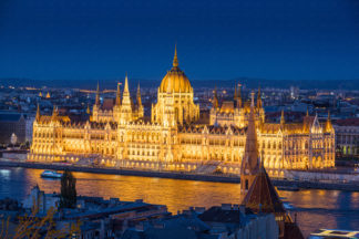 Pairlament building in Budapest at night