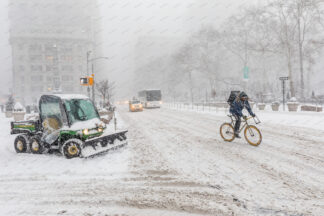 Heawy snow storm in New York City, 5 avenue