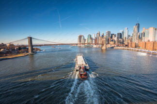 New York City skilyne with Brooklyn Bridge in front